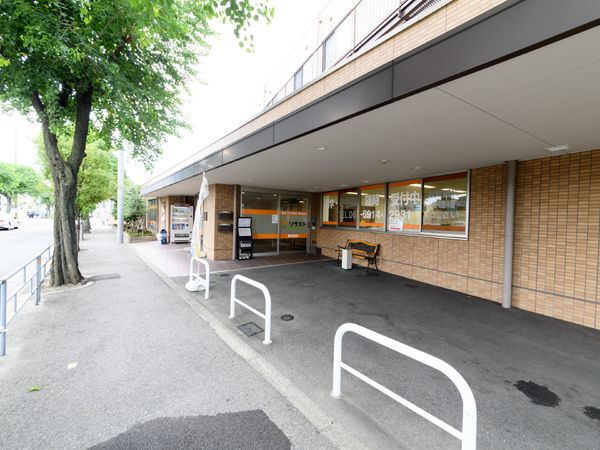 明るい建物のエントランス