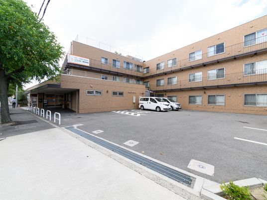 施設の外観と駐車場