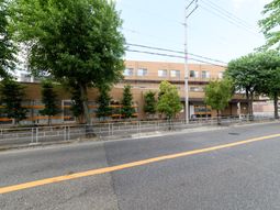 樹木に囲まれた建物外観