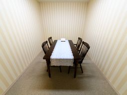 シンプルなダイニングテーブル