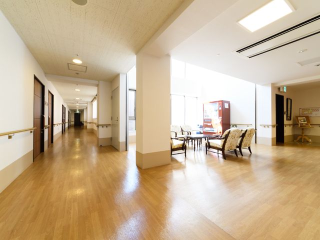 広々とした明るい廊下