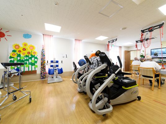 リハビリ機器と利用者の機能訓練室