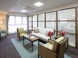 明るい居心地の良いラウンジ