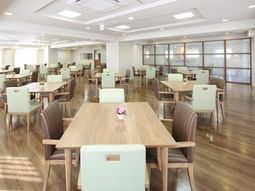 広々とした明るい食堂
