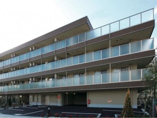 多階層の明るい建物