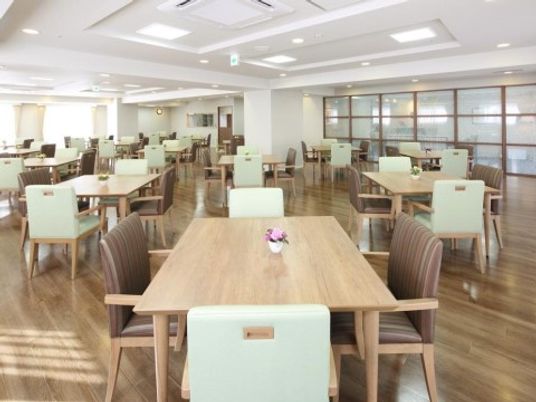 清潔感溢れる食堂空間
