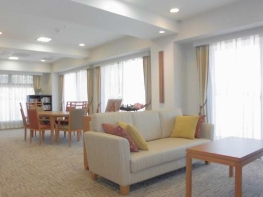 明るい共用ラウンジ