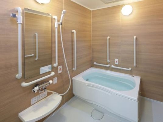 手すり付き清潔な浴室