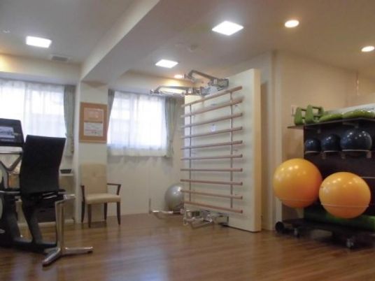 運動器具が配された部屋