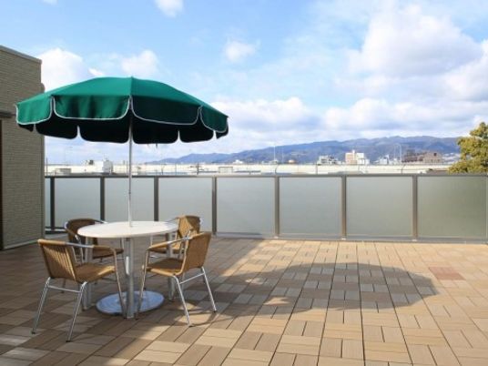 テラスと山並みの眺望