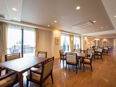 明るい食堂の内装