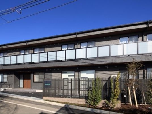 モダンな外観の建物