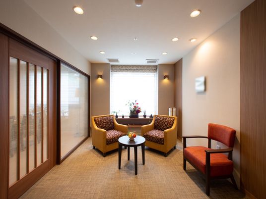 暖色調の待合室