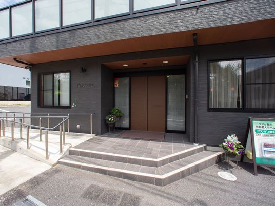 施設の明るいエントランス