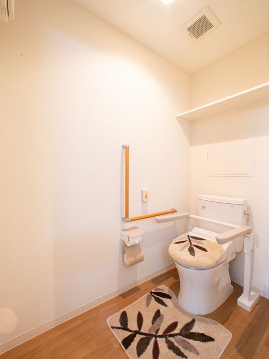 バリアフリー設計のトイレ