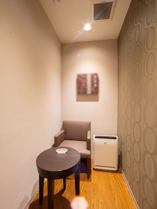 落ち着いた色の休憩スペース