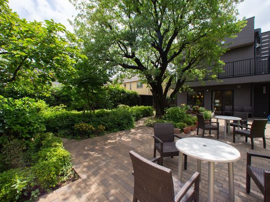 緑豊かな施設の中庭