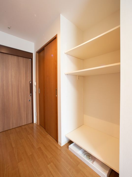 クローゼットの開いた扉