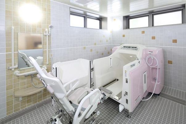 明るく広い施設の廊下