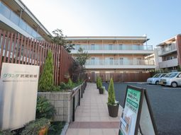 施設の外観と看板