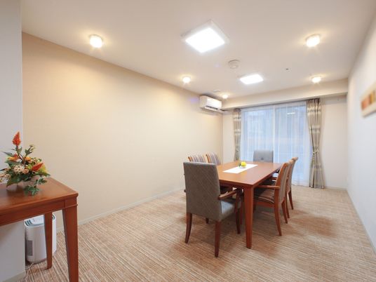 明るい共有ダイニング