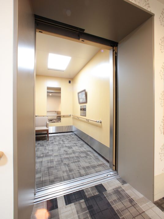 明るい廊下の自動ドア