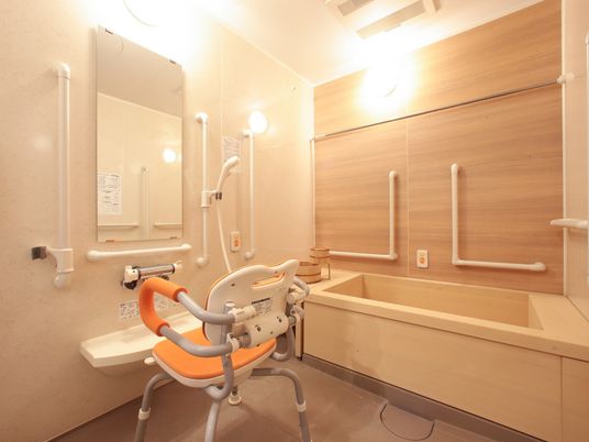 バリアフリー設計の浴室