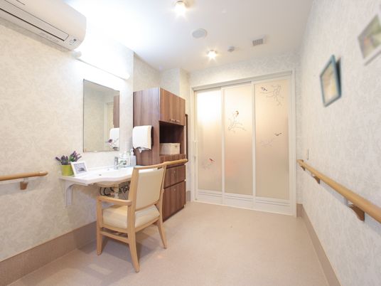 居室の洗面台と折り戸