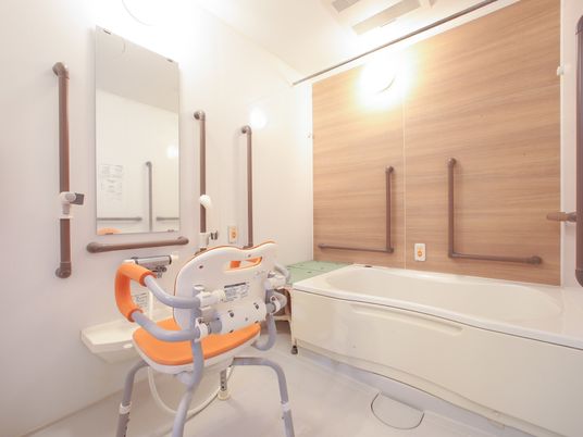 バリアフリー設計の浴室