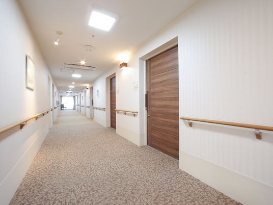 明るく広い施設の廊下