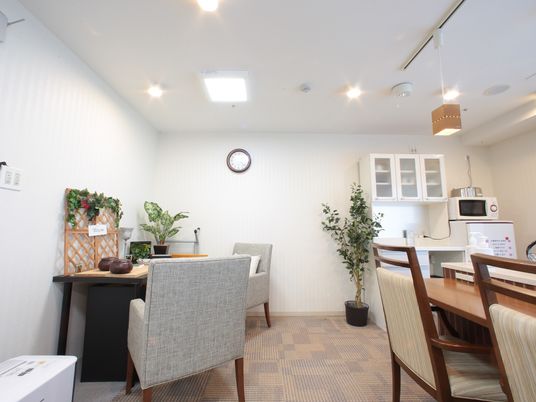 共有スペースの明るい居室