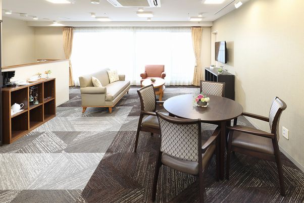 共有スペースの明るい居室