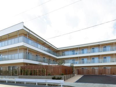 明るい外観の建物