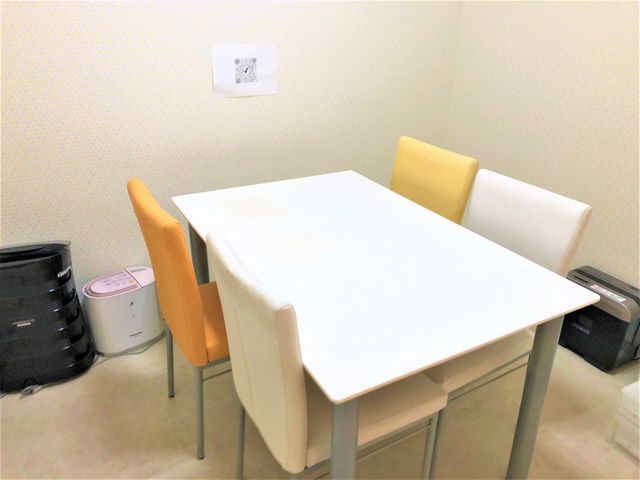 清潔感ある食卓スペース 居室 シンプルで清潔感のある食卓が置かれ、くつろぎやすい空間が確保されており、安心して生活を送れる環境です。
