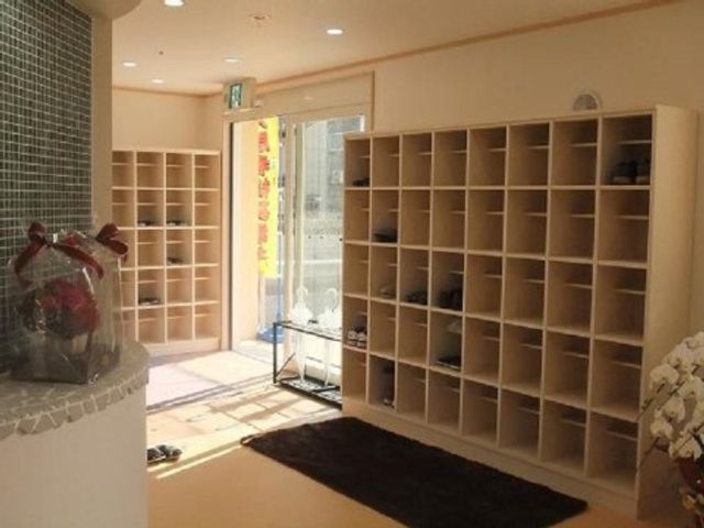 エントランスの靴箱 玄関 明るく開放的なエントランスです。来られる方々が靴を収納するためのスペースがたっぷり確保されていて、清潔感があります。