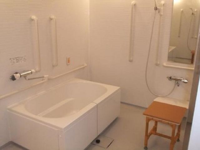 バリアフリー設計の浴室 浴室 手すりが充実した明るい浴室です。快適にご利用いただけるよう配慮されています。