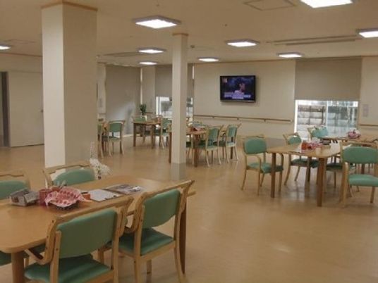 明るい共用ダイニング