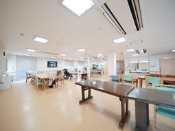 広々とした明るい食堂