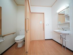 清潔なトイレと洗面台