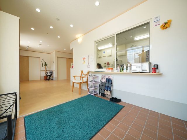 広々とした明るいエントランス 受付 明るく開放的な受付エリアでは、利用者様の対応が行われ、快適な待合スペースもご利用いただけます。