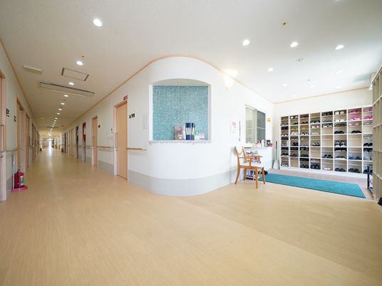 明るく広い廊下