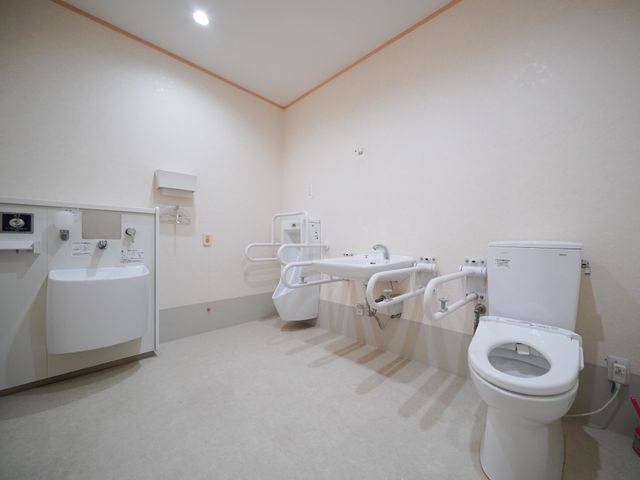 バリアフリー対応のトイレ トイレ 手すり付きの清潔なトイレは、安心してご使用いただける設計になっており、快適な日々をサポートします。
