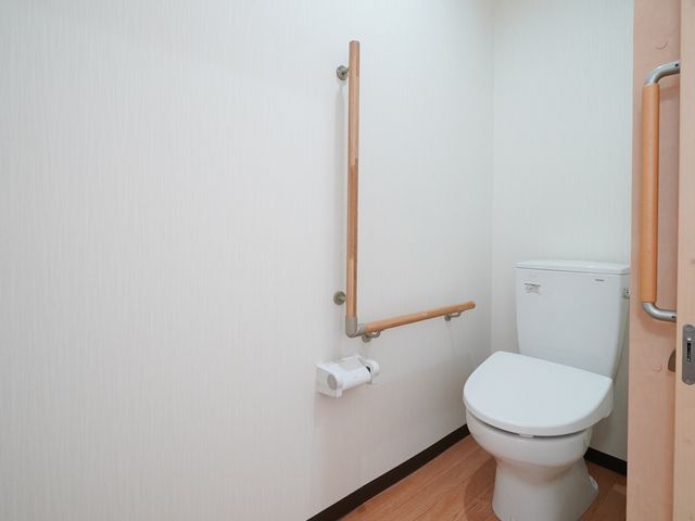 バリアフリートイレの一角 トイレ 安全と使いやすさに配慮したバリアフリーのトイレです。手すり付きで、サポートが必要な方にも安心です。