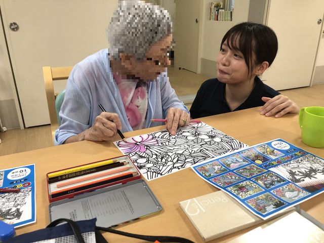居室での楽しい時間 多目的室 明るい多目的室で、共に絵を描く楽しい時間を過ごしています。どなたでも楽しみながら過ごせる空間です。