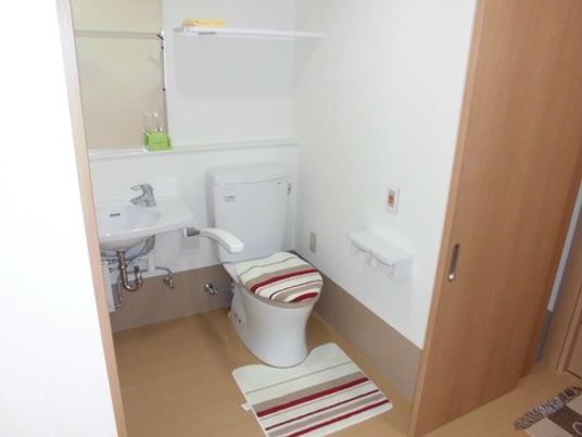 広々とした清潔感のあるトイレには洗面台が設置されている。車椅子をご利用の方でも使いやすいように配慮がされている。
