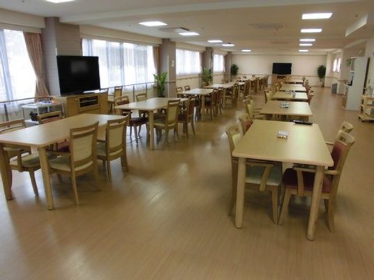 広々とした食堂にはたくさんのテーブルが置かれており、和気あいあいと食事を楽しむことができる。車椅子でも移動しやすい十分なスペースがある。