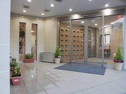 清潔感のある明るいエントランス