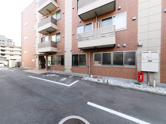 明るい施設のエントランス