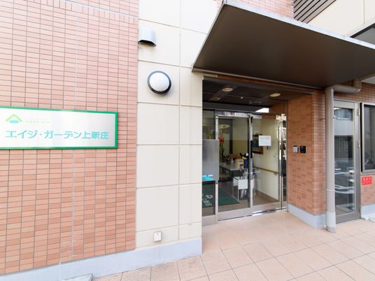 明るい施設のエントランス