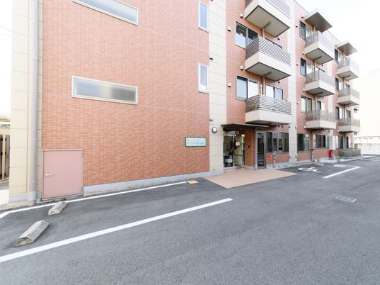 明るい外観の施設エントランス